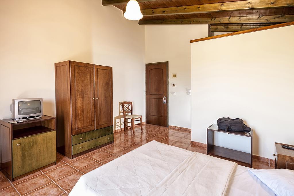 Adelais Hotel Tavronitis Buitenkant foto